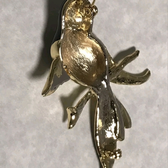 VINTAGE CARVEN UNSIGNED BIRD ENAMELED BROOCH IN BLACK AND GOLD - Picture 9 of 10